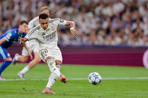 بـ10 لاعبين.. ريال مدريد يهزم مارسيليا من علامة الجزاء في دوري أبطال أوروبا